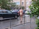 На улице Екатеринбурга заметили полностью обнаженного мужчину