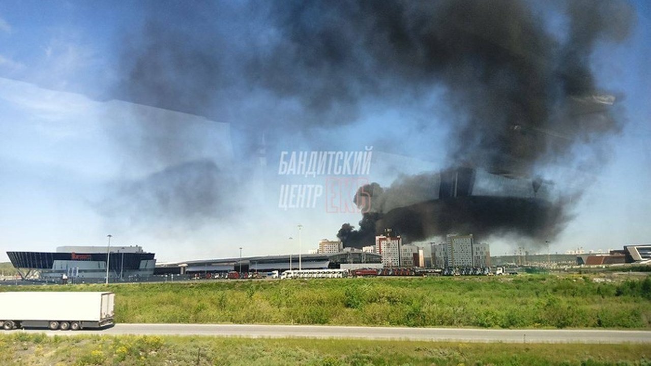 Главная картинка новости: Пожар в Екатеринбурге: в строящемся здании у «Екатеринбург-Экспо» загорелся битум