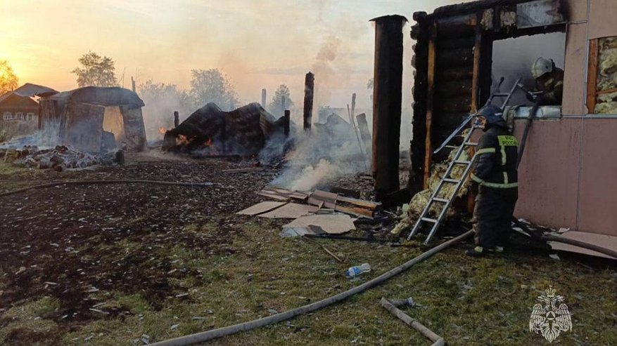 В страшном пожаре в Свердловской области погибли дедушка и две внучки