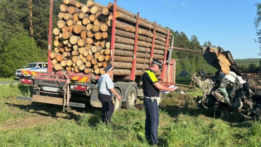 Трагедия на свердловской трассе: в аварии с лесовозом погиб отец двоих детей