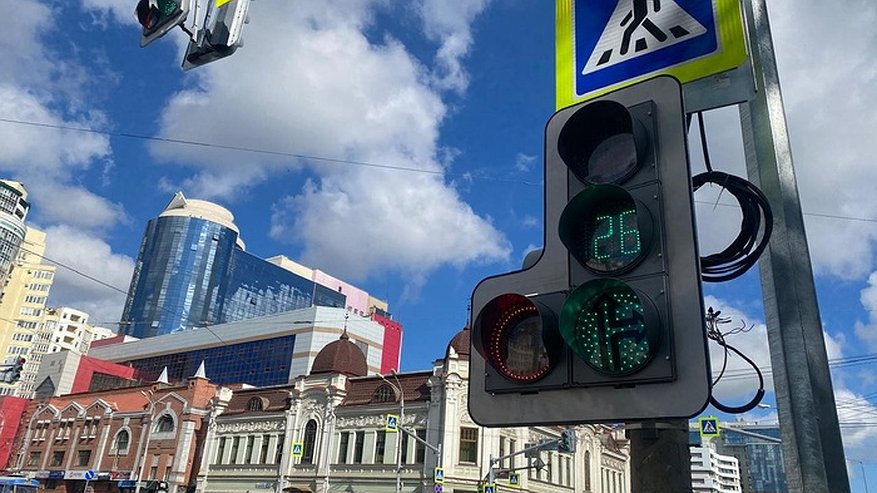 Схему движения поменяли на одном из оживлённых перекрёстков центра Екатеринбурга
