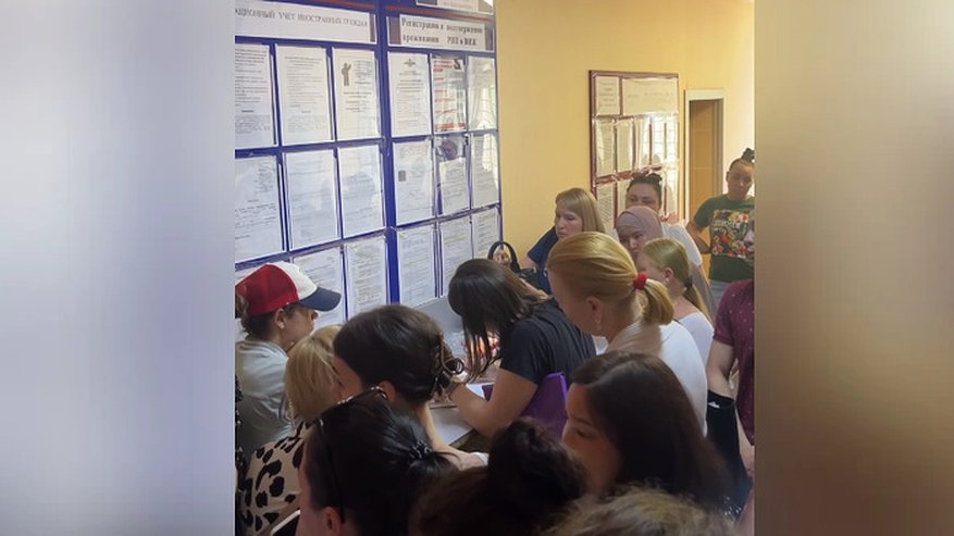 Главная картинка новости: Екатеринбуржцы отстаивают очереди в полиции, чтобы поехать в отпуск