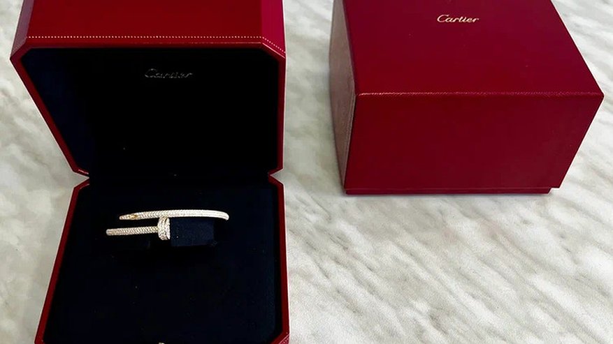 Контрабанда роскоши: Cartier за 7 миллионов рублей обнаружили в Кольцово на руке у пассажира из Баку