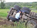 Водителя зажало в кабине перевернувшегося грузовика