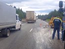 Грузовик столкнулся с автомобилем рабочих, наносящих разметку на трассе в Свердловской области