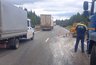 Грузовик столкнулся с автомобилем рабочих, наносящих разметку на трассе в Свердловской области