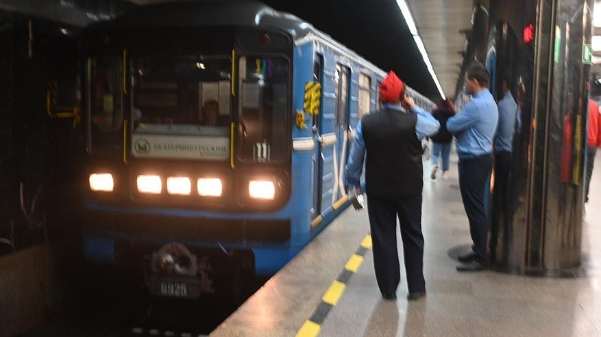 В метро Екатеринбурга под поезд упал человек