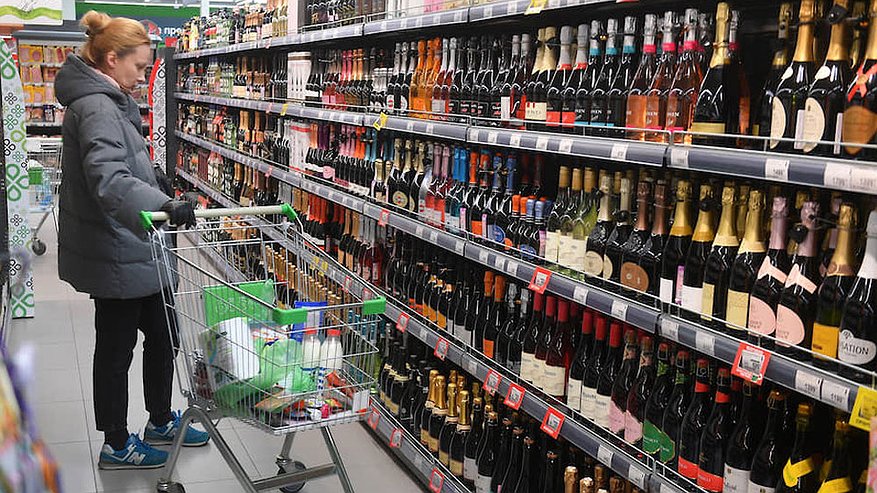 Жители Свердловска обратились с просьбой о запрете продажи алкоголя в их районе.