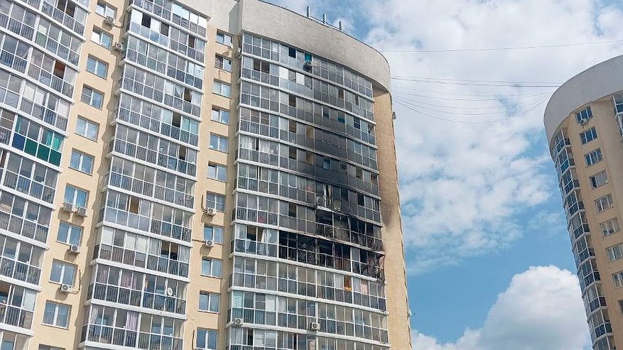 Владельцы дома на Рощинской вернулись в квартиры после ужасного пожара
