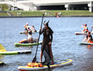 Сотни людей в карнавальных костюмах проплыли на сапбордах по Городскому пруду