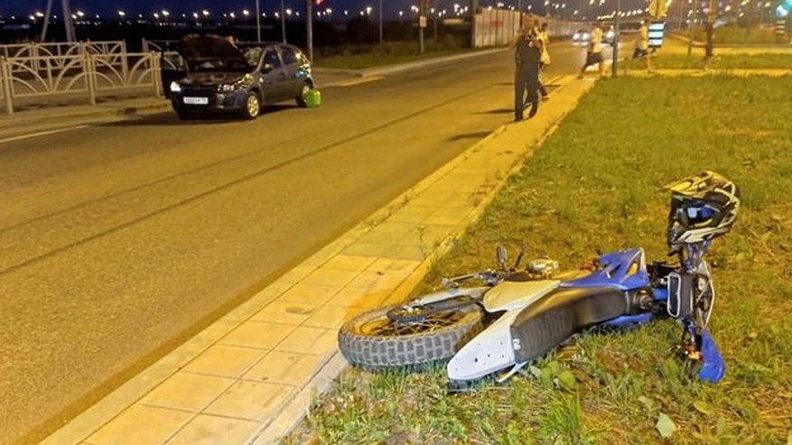 В Екатеринбурге пьяный байкер протаранил отечественную легковушку