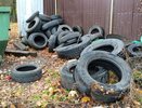 В "Спецавтобазе" объяснили, кто несет ответственность за вывоз старых автомобильных покрышек из мусорных контейнеров.