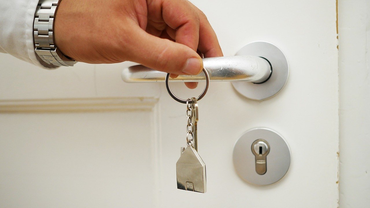 Главная картинка новости: Программа семейной ипотеки в России продлена до 2030 года: кто может купить квартиру по низкой ставке