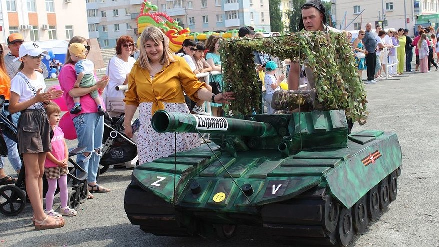 В Свердловской области на конкурсе детских колясок победил "танк"