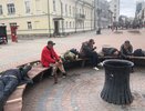 Гостей Екатеринбурга повергли в шок лежачие под одеялами бездомные в центре города