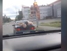 Голый свердловчанин решил прокатиться на багажнике чужой машины