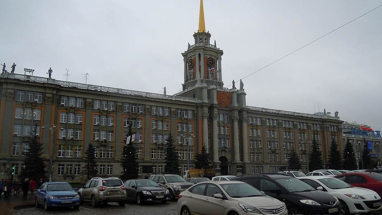 Главная картинка новости: Парковку на площади 1905 года закроют ради мероприятия «Автомобилист»