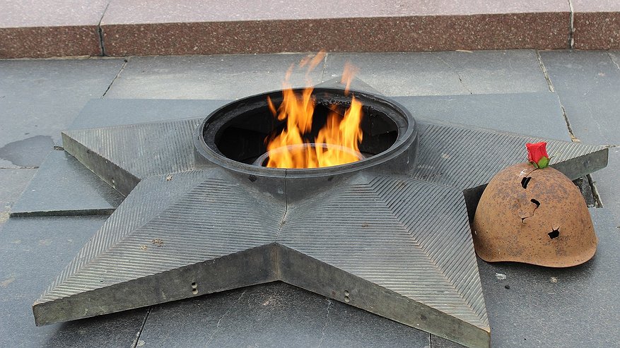 Главная картинка новости: Житель Свердловской области подкурил сигарету от Вечного огня