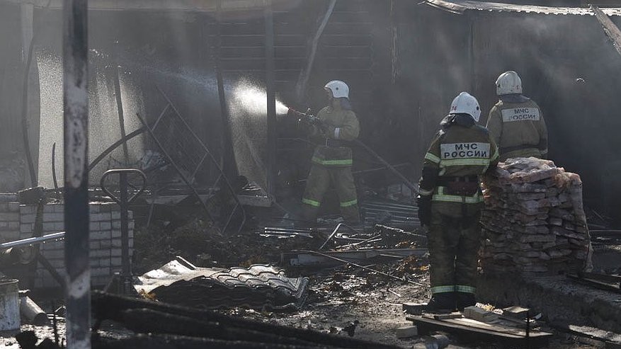 В Екатеринбурге в пожаре погиб один человек: сгорели дом и баня