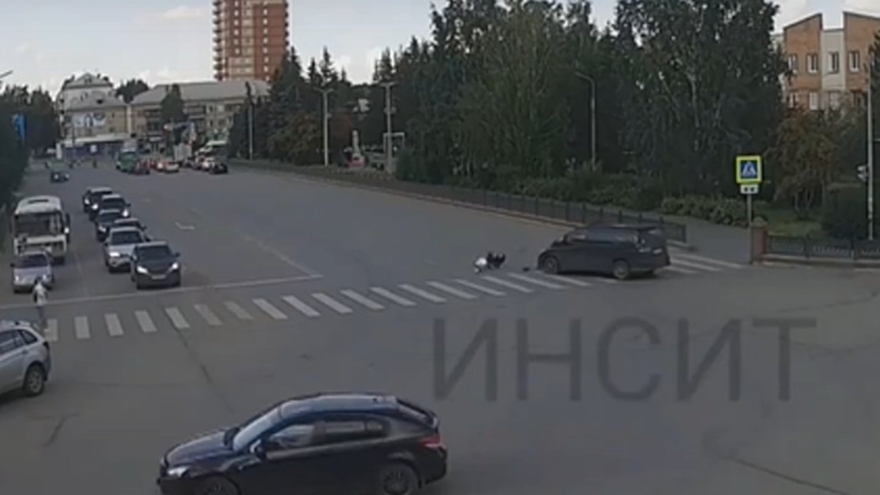 Главная картинка новости: В Свердловской области водитель сбил двух девочек на пешеходном переходе