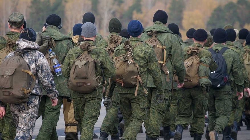 По 100 тысяч рублей  будет платить военным-контрактникам по 100 тысяч рублей Мэрия Екатеринбурга