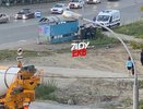 В Екатеринбурге водитель на высокой скорости врезался в светофор и перевернулся