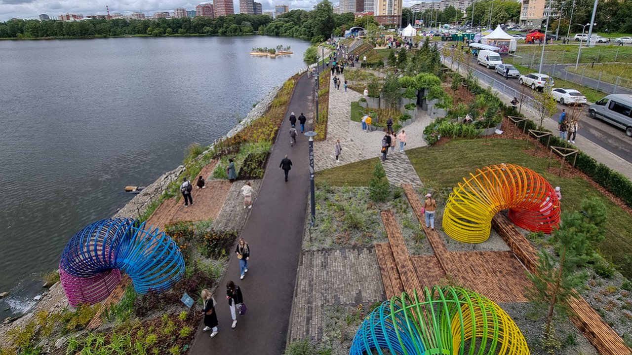Главная картинка новости: Новый дом для «Атмофеста»: за Макаровским мостом развернулся садовый праздник