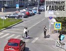 В Екатеринбурге нашли девушек, сбивших женщину с коляской на самокате