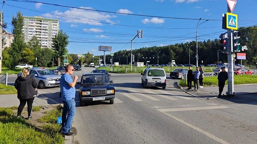 В Екатеринбурге на перекрёстке пенсионер попал под колёса