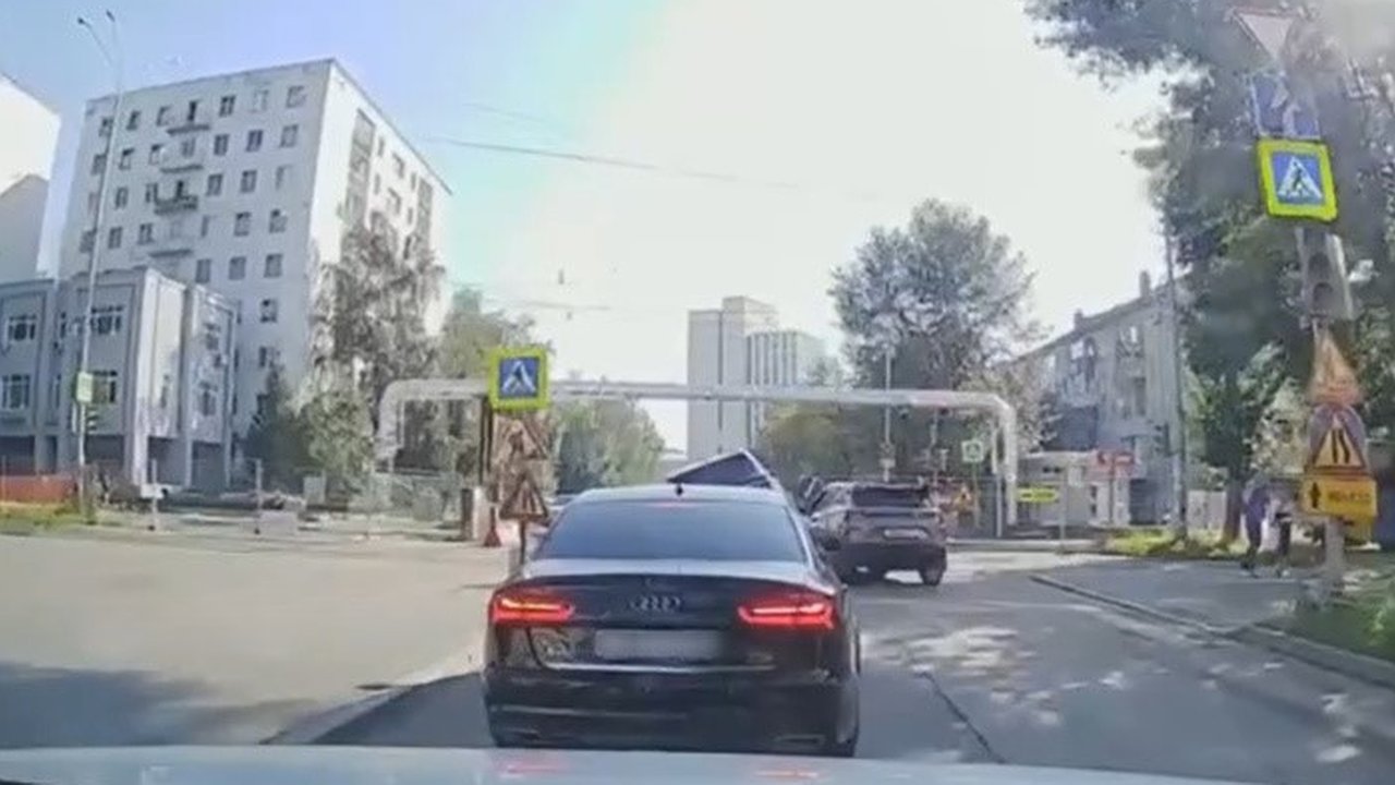 Главная картинка новости: В Екатеринбурге водитель кроссовера устроил ДТП и скрылся с места происшествия