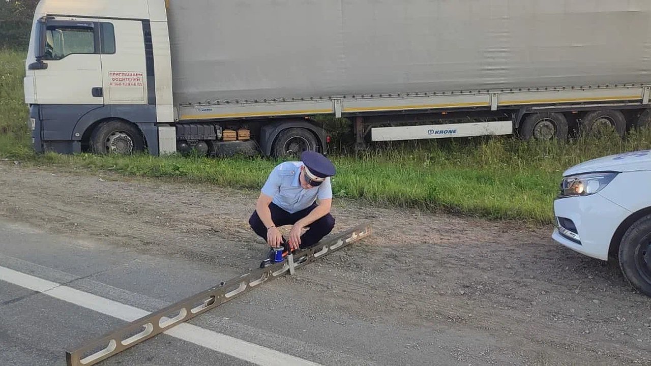 Главная картинка новости: На Пермском тракте водитель грузовика умер за рулем