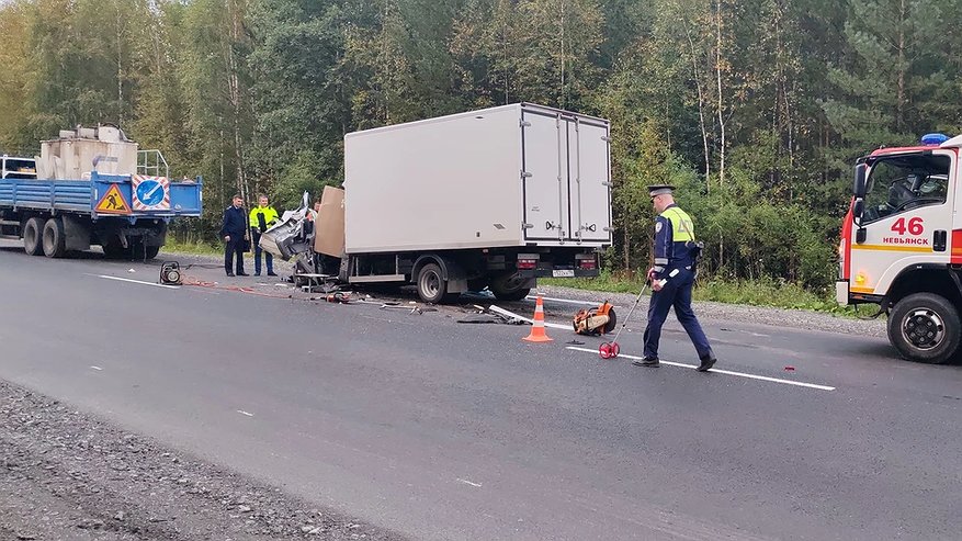 На Серовском тракте грузовик врезался в машину дорожной разметки