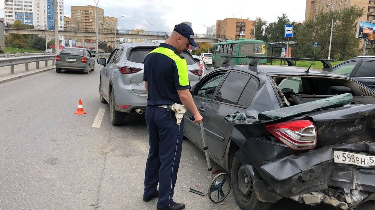 Главная картинка новости: Массовое ДТП в Екатеринбурге: столкнулись шесть автомобилей