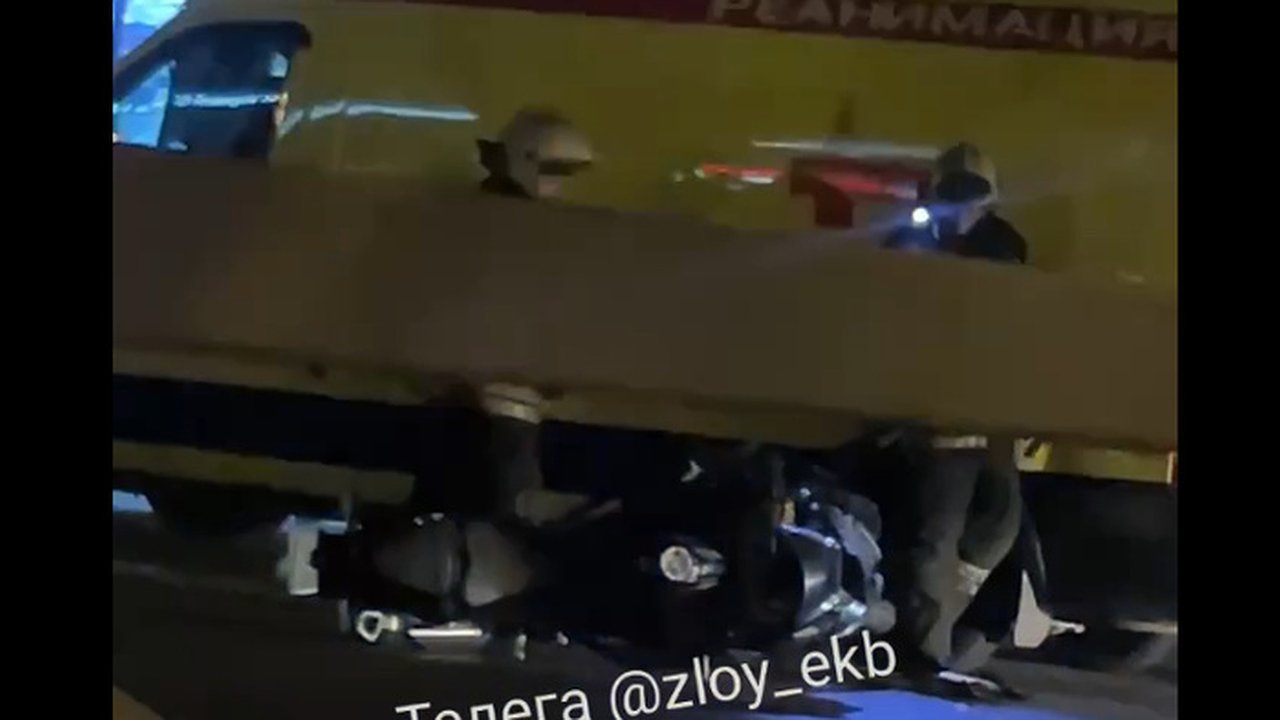 Главная картинка новости: Влетел на скорости: в Екатеринбурге таксист сбил мотоциклистку