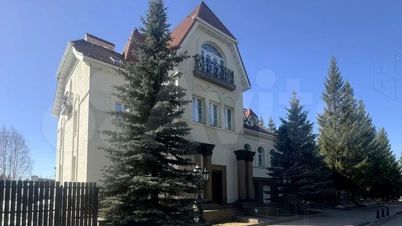Главная картинка новости: Под Екатеринбургом выставили на продажу коттедж за 200 миллионов рублей