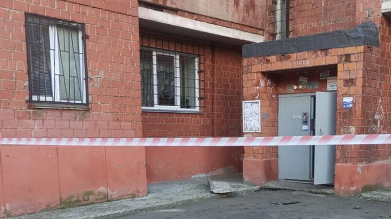 Главная картинка новости: В уральском городе с крыши многоэтажки рухнула бетонная плита