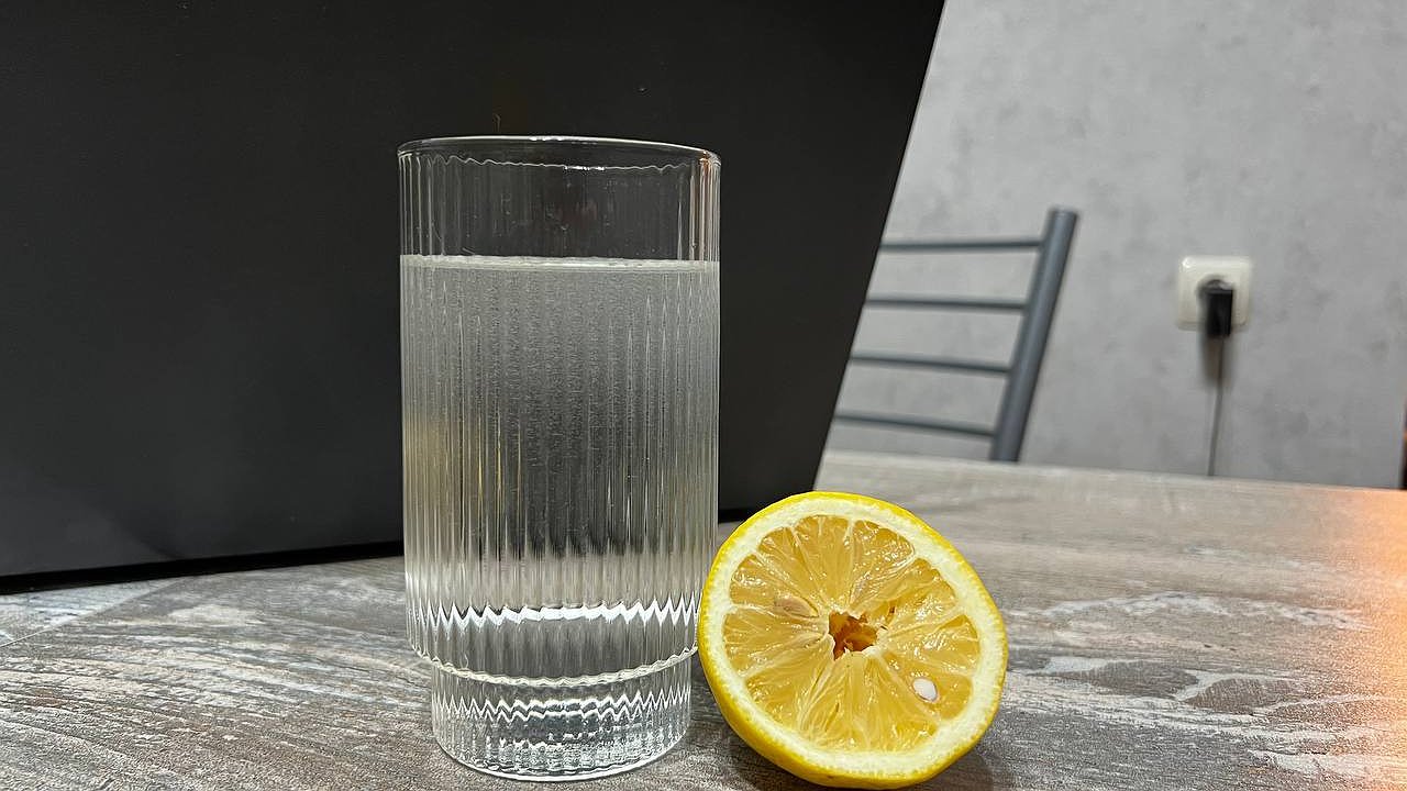 Главная картинка новости: Вода с лимоном утром натощак: действительно ли так полезно и необходимо