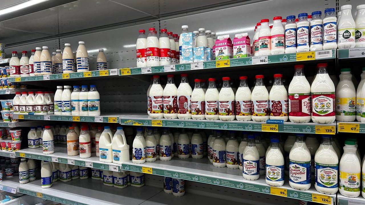 Главная картинка новости: «Вода с побелкой»: Росконтроль назвал марки молока, которые не стоит покупать даже по супер-акции