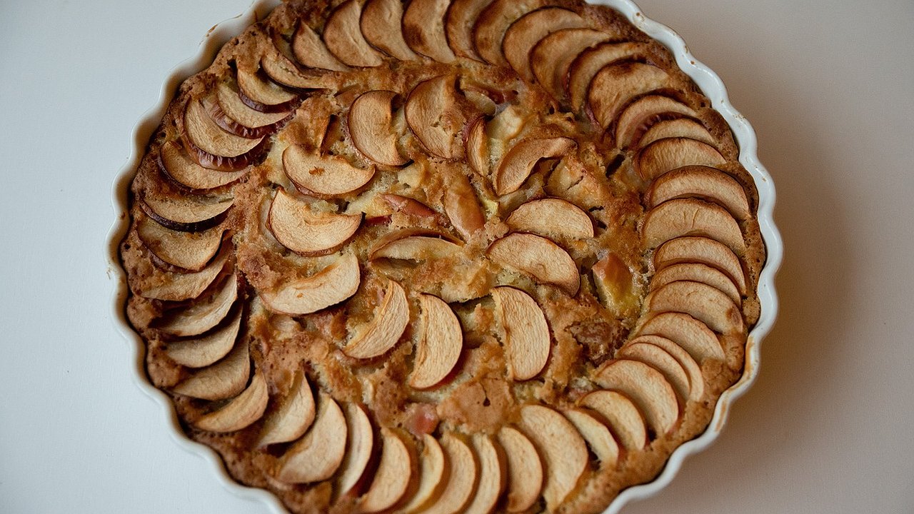 Главная картинка новости: Теперь вы будете готовить шарлотку только так: получается пышная и воздушная - секрет очень прост