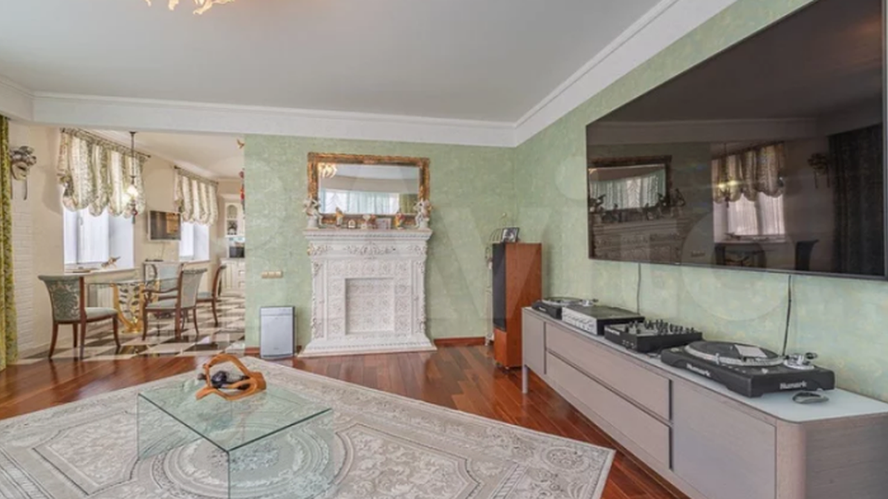 Главная картинка новости: В центре Екатеринбурга продается элитная квартира с мебелью от Versace и люстрой Swarovski