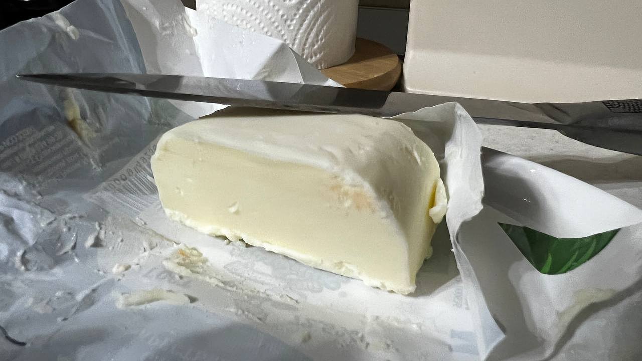 Главная картинка новости: Хватайте пока не разобрали – внутри чистые сливки: Росконтроль назвал лучшие марки сливочного масла