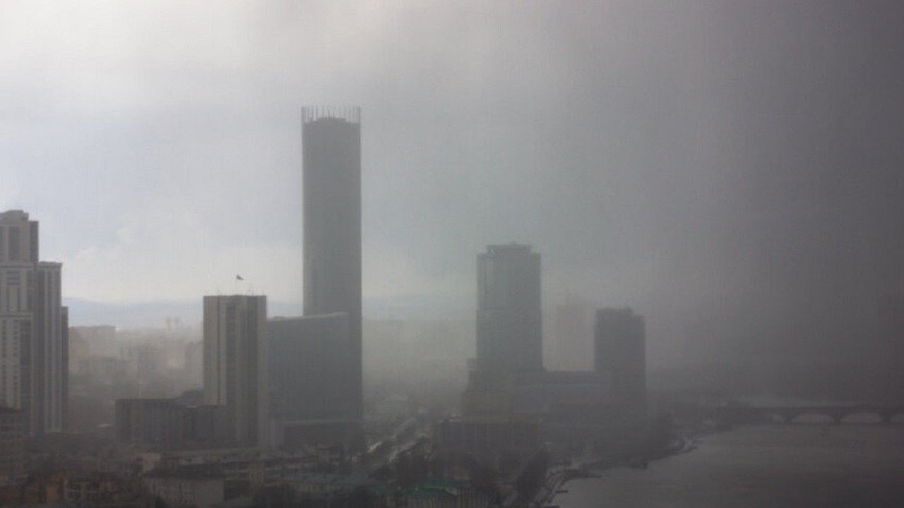 Главная картинка новости: Штормовой ветер обрушится на Свердловскую область