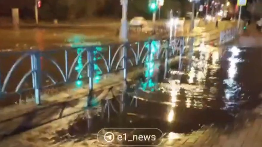 Главная картинка новости: На Эльмаше затопило Шефскую улицу: пешеходы не могут перейти дорогу