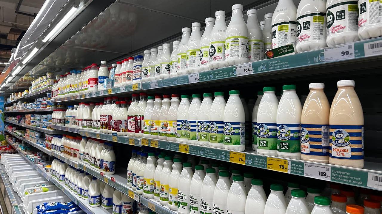 Главная картинка новости: «Вода с побелкой»: Росконтроль указал на марки молока, которые не нужно покупать даже по большой скидке