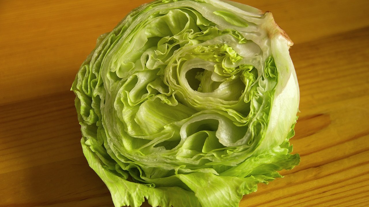 Главная картинка новости: Приготовить оладьи из капусты быстро и вкусно: особенно хороши со сметаной или соусом из йогурта