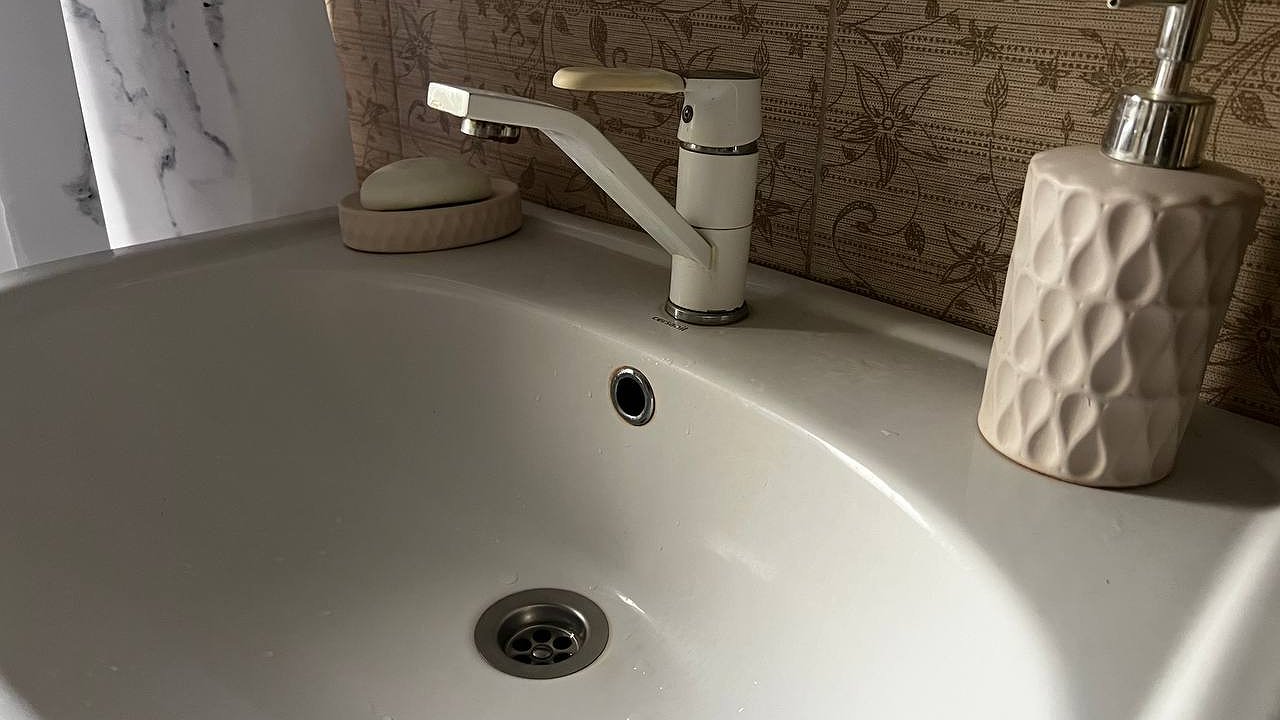 Главная картинка новости: Сантехники молчали годами: простой лайфхак прочистить трубы без химии - попробуйте сегодня