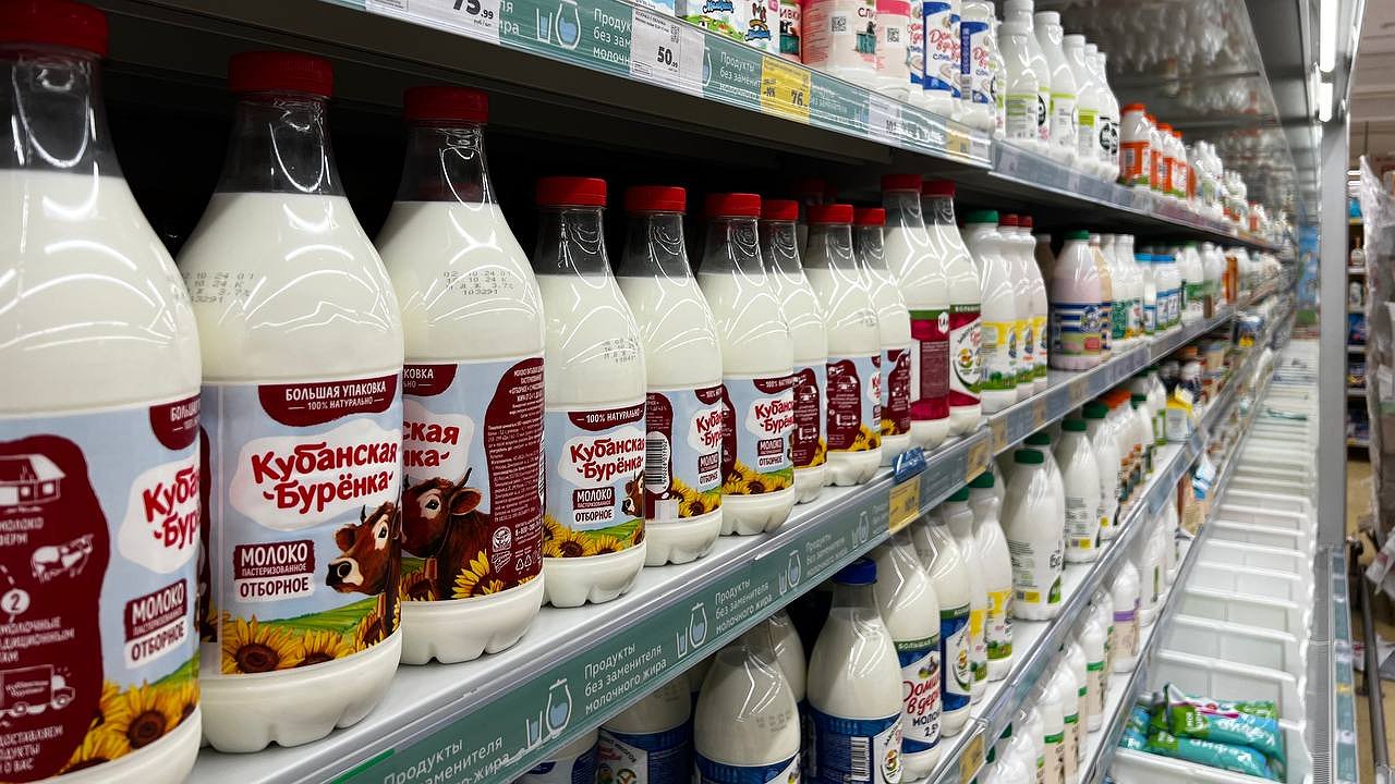 Главная картинка новости: «Вода с побелкой»: Росконтроль назвал марки молока, которые нельзя покупать даже по огромной скидке