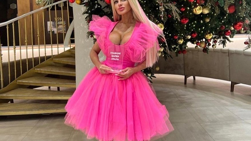 Главная картинка новости: Екатеринбургская блогерша-барби недовольна "нашествием" молодых ухажеров