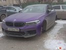 В Екатеринбурге у BMW бизнес-класса украли колёса, а соседнюю машину ограбили