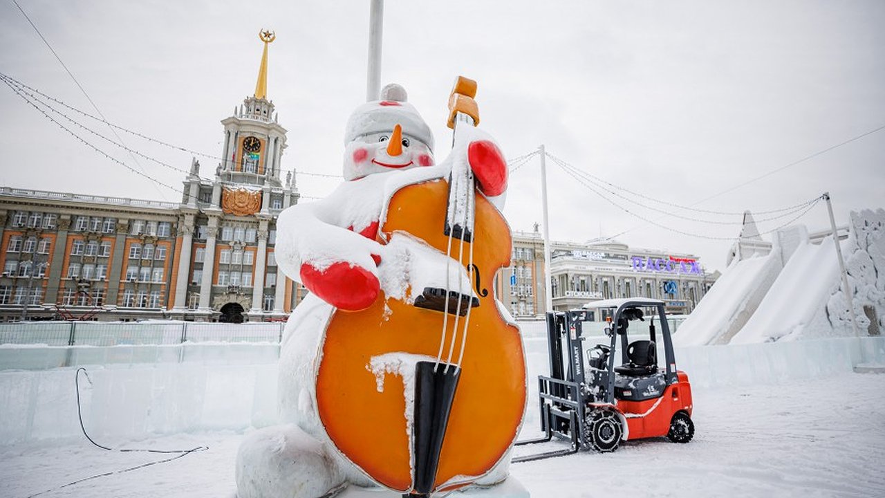 Главная картинка новости: Екатеринбург готовится к Новому году: ледовый городок переедет в Исторический сквер, а на площади 1905 года откроется каток